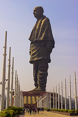 statue