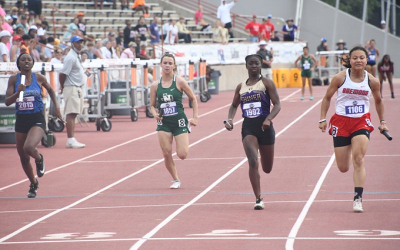 JaLeah Curtis on the final leg of the spring relay. Photo by Mark Lube.