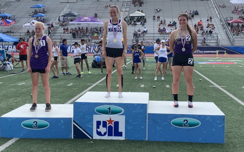 Lady Comanche Riley Rainosek was second in the 800. Photo courtesy of Kristi Peterson