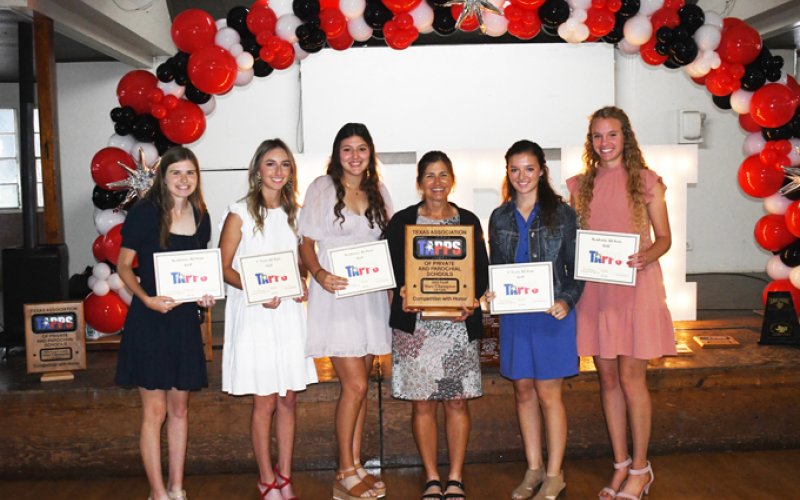 2022 2A girls state chamnpionship golf team.Photo by Mark Lube.