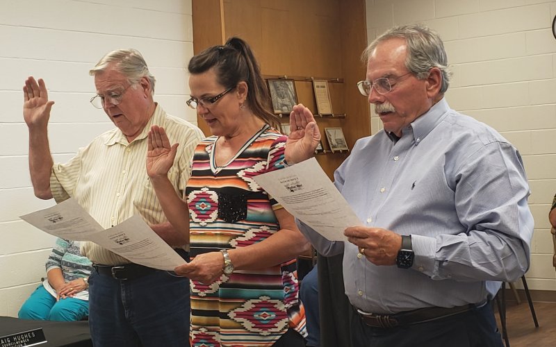 Moulton councilmembers accept their oaths opf office after the May election.