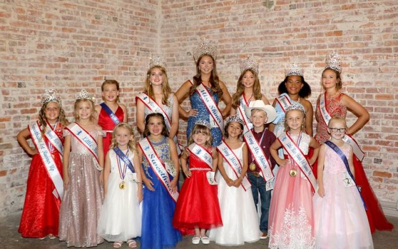 The gang's all here: All of Sunday's pageant participants.