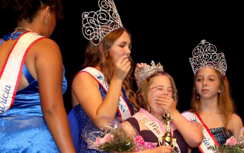 Patricia Price, Julia Machacek and Sally Machacek crown (Front) Macy Svec as 2022 Miss Sparkle America.