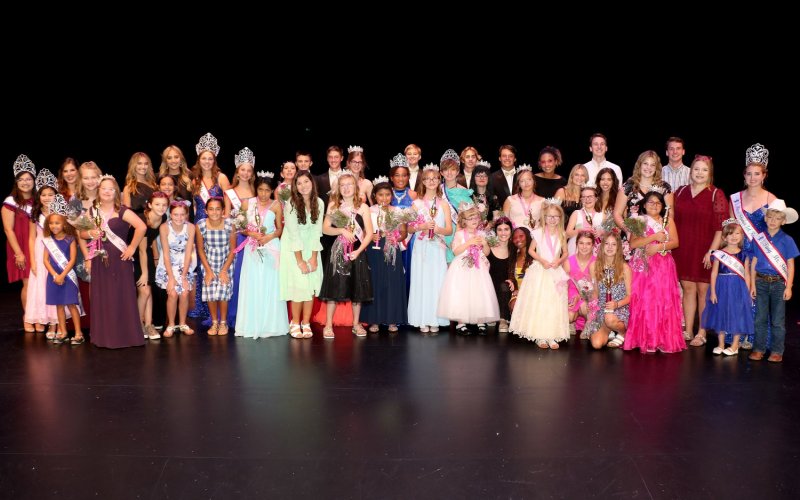 Volunteers and contestants gather for the 2022 Miss Sparkle Special Needs Pageant in Cuero Aug. 14.