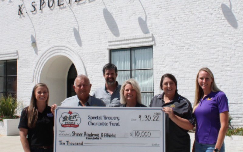 Pictured are, left to right, Lauren Schuette (Spoetzl Brewery), Robert Werner, Mike Trojcak, Michelle Werner, Nikki Nerada and Julie Boehm (Spoetzl Brewery).