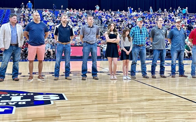 The 1998 Moulton Bobkatz dtate basketball championship team is recognized last week as part of the recognition offered by U.I.L. sports on the occasion of the team's 25th since having won the title.