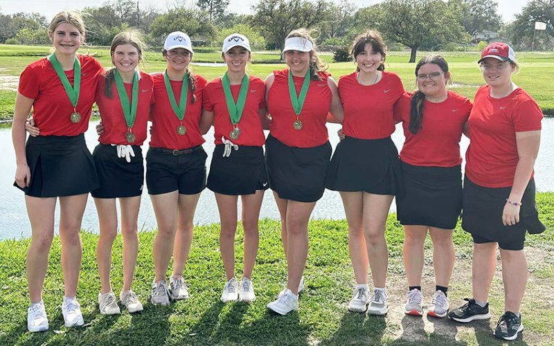 The girls were led by Cortney Tuch, Anna Reeves and Riley Mozisek who all scored a 108. Photo courtesy of Nicco Brown.