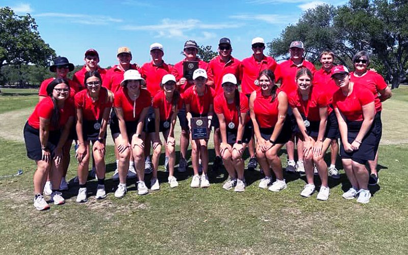 St. Paul girls and boys golf teams at regionals. Photo courtesy of Nicco Brown.