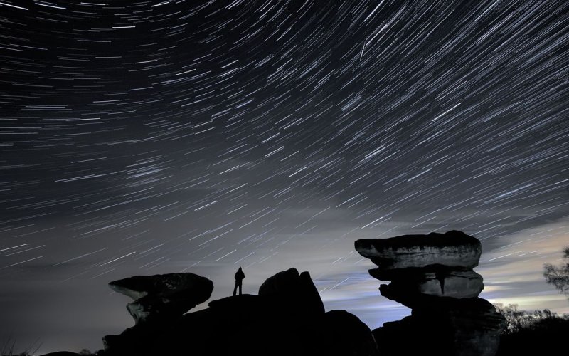 A fantastic image of a night sky meteor shower captured by the UK News.