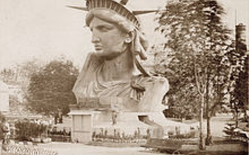 Head on display at Paris World Fair. Wikipedia Photo