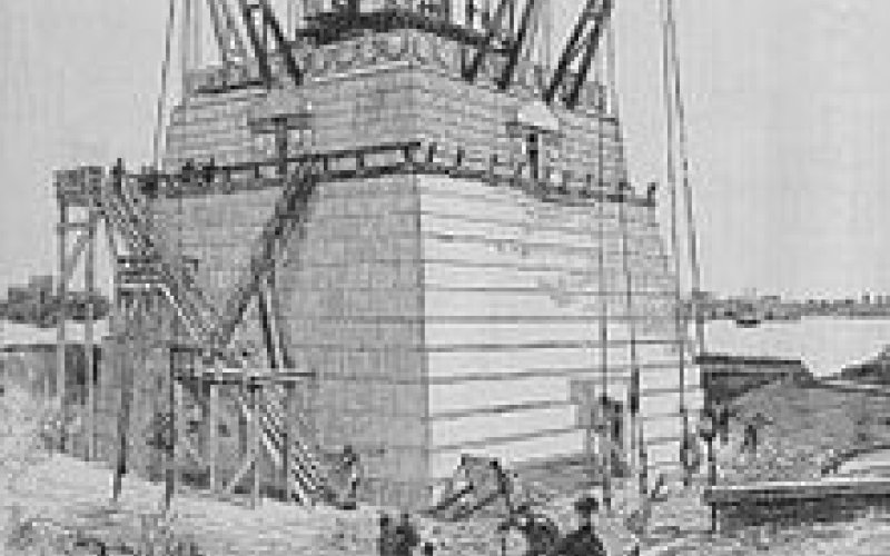 Building the Pedestal. Wikipedia Photo