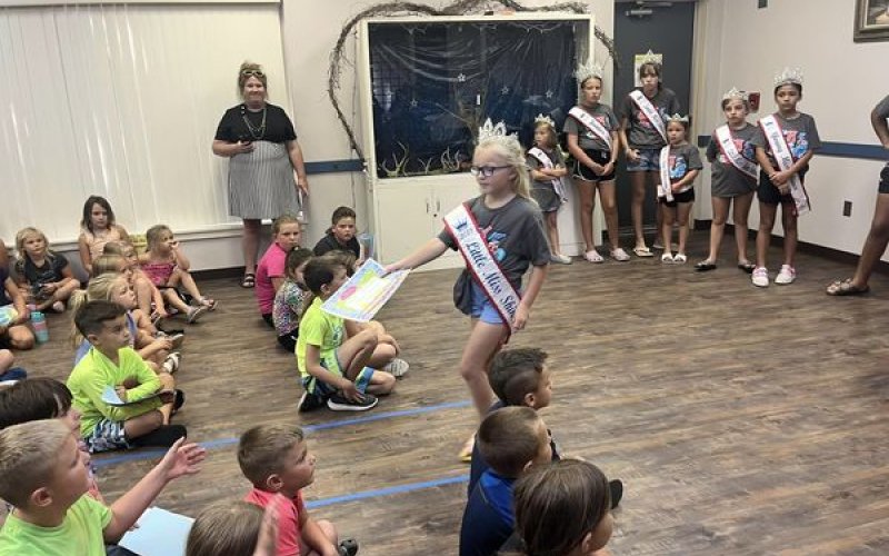 Shiner Royalty members helped award certificates.