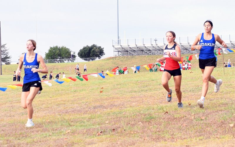 Emmie Leftwich (left) and Emily Sanchez (right) placed No. 60 and No. 61, respectively, in the girls 3A-4A varsity in the Shiner meet on Saturday. Photo by Mark Lube