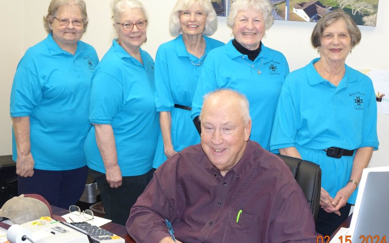 Mayor Fred Hilscher, seated; Shiner Heritage Quilters members are, standing, left to right, Janet Ferguson, Mary Shafer, Toni Rogers, Rose Mary Havlik and Irene Cerny.  photo by Gene Cerny