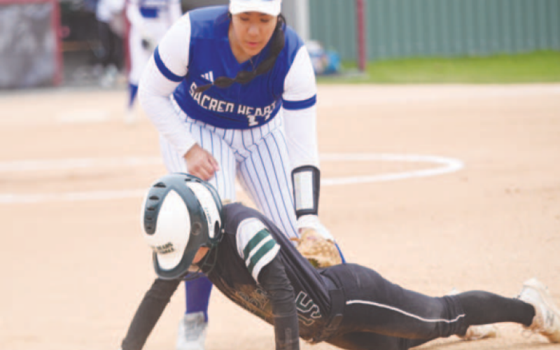 Indianette first baseman Aracely Guzman slaps a late tag on Austin Brentwood’s Kelly Black. Chuck Grafe/Tribune-Herald