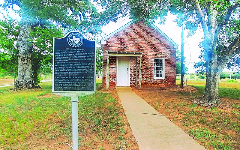 Historical marker and Leesville School – Wikipedia photo