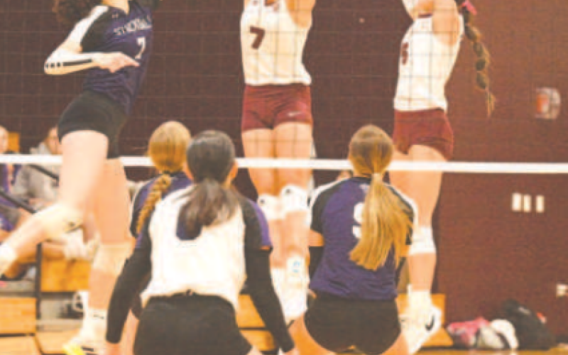 Jans Henke (7) and Kenedy Wood (5) go up to block Stockdale’s Harlye Wellman, left. Chuck Grafe/Tribune/Herald