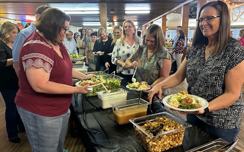 Banquet attendees enjoyed a delicious meal.