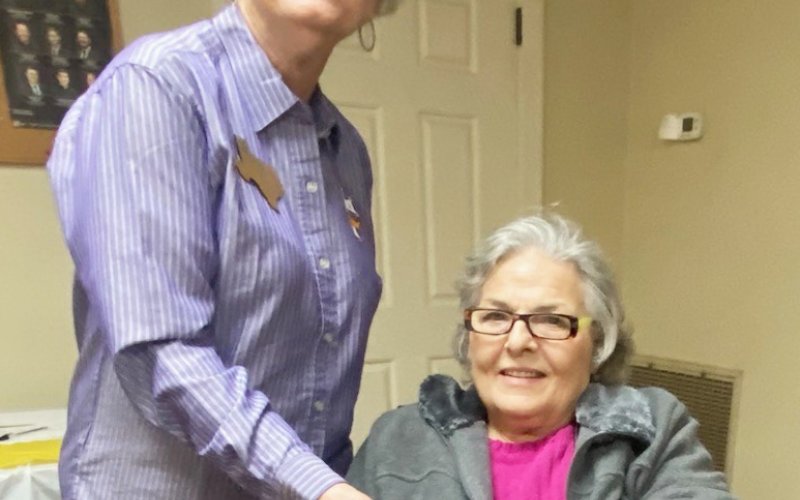 Regent Shirley Nagelmueller presents Susan Grahmann with her 25-year membership pin.