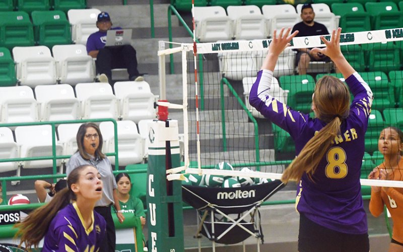 Paisly Wallace makes a set with Kayden Smith (left) as a possible target during Shiner’s Cuero Classic Tournament match with Beeville Jones Thursday morning. Photo by Mark Lube.