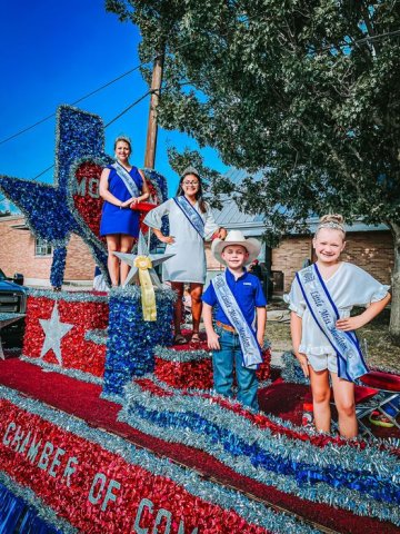 Don't miss out on your chance to ride around on the floats next year. Sign up for the Chamber's Royalty Pageant today!