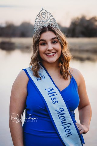 2021 Miss Moulton Hope Kirkland bids a fond farewell.