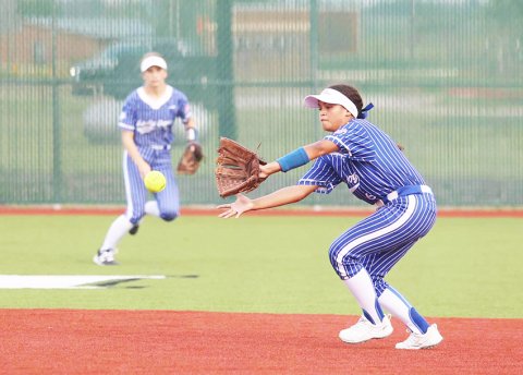 Second basemen Madisen Grant about to catch a ball on defense. Photo courtesy of Raymond Rosas.