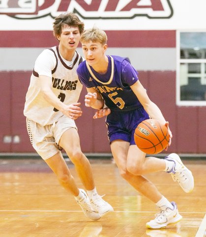 Boe Boehm executes a dribble during the Shiner boys game at Flatonia last Friday. Boehm chipped in four points. Photo courtesy of Howard Esse.