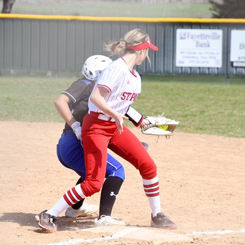 First baseman Dallyn Pesek attempts to tag out a Snook runner trying to return to base. Photo by Mark Lube.