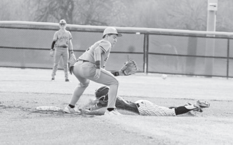 Brock Bludau steals second in the 10-9 victory over La Vernia Friday. Chuck Grafe/Tribune-Herald