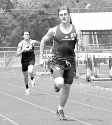 Andrew Steffek anchors the 800-meter relay. Chuck Grafe/Tribune-Herald