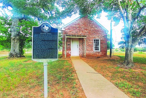 Historical marker and Leesville School – Wikipedia photo