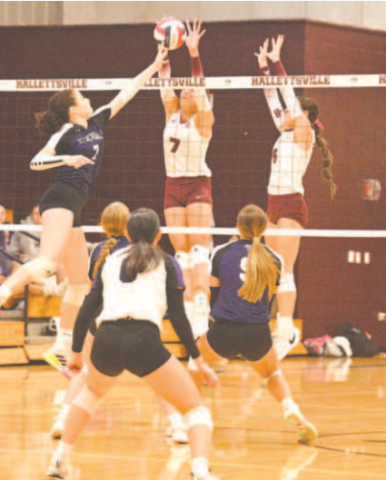 Jans Henke (7) and Kenedy Wood (5) go up to block Stockdale’s Harlye Wellman, left. Chuck Grafe/Tribune/Herald