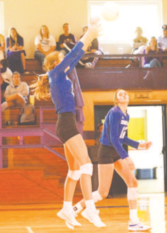 Freshman Layne Besetzny on the attack vs. Stockdale Friday in the Shiner To u r n a m e n t . Chuck Grafe/Tribune-Herald