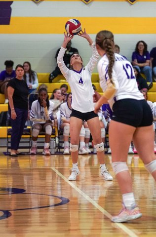 Audrey Donihoo (background) makes a set while Harlee Sevcik (foreground) is also shown. Photo courtesy of Photos by Lori Raabe.