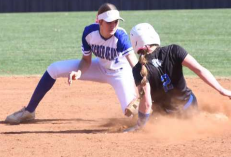 Indianettes shortstop Rylan Dworsky tags out Yoakum’s Olivia Fojt in Thursday game. Mark Lube/Shiner Gazette