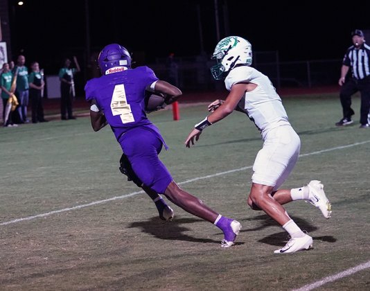 Quincy Jones gets away from a Boling defensive back during his 35-yard touchdown catch near the end of the second quarter (Photos by Lori Raabe).