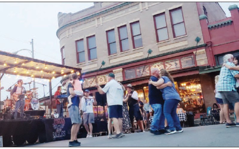 ‘Taking It Easy’ in Downtown Shiner