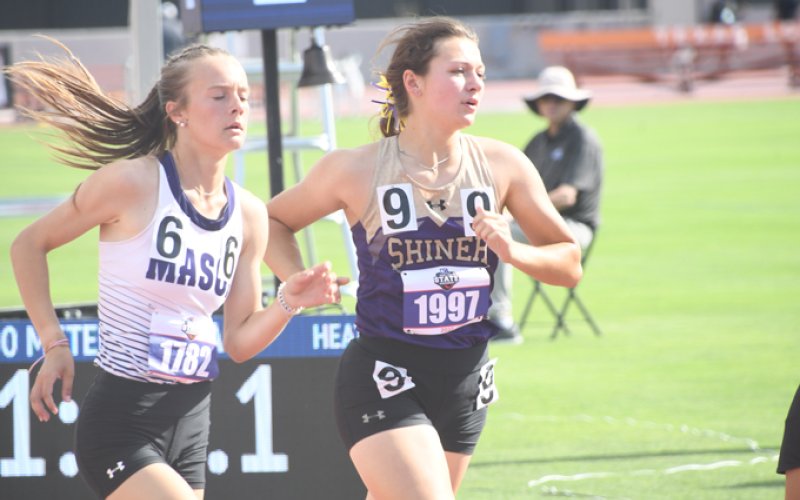 Riley Rainosek on the track during the 800. Photo by Mark Lube.