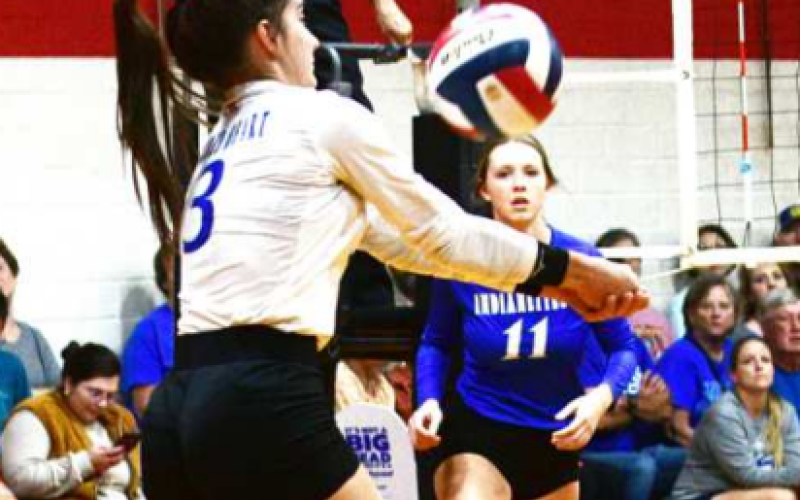 Aleigh Kraatz makes a pass to the front row in the victory over St. Paul. Chuck Grafe/Tribune-Herald