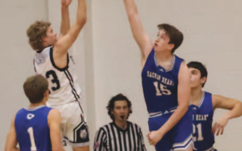 Brody Etzler attempts to block a shot by Moulton’s Landon Chaloupka. Chuck Grafe/ Tribune-Herald