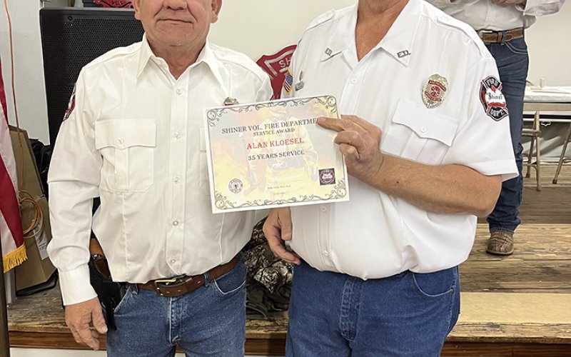 Alan Kloesel (35 years), left. and Daniel Muehlstein, president of the SVFD.
