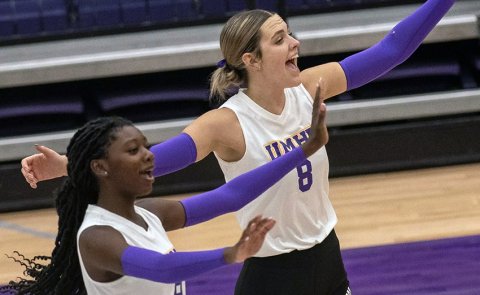Cameron Pesek (right), University of Mary Hardin-Baylor CO 2026 and St. Paul CO 2022 registered 132 kills and 40 total blocks during her senior year of Lady Crusader volleyball. Photo courtesy of University of Mary Hardin-Baylor Athletics.